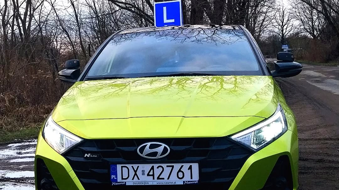 Szkoła Jazdy NJ-TRANS - Toyota Yaris w kolorze limonkowym do nauki jazdy kat. B