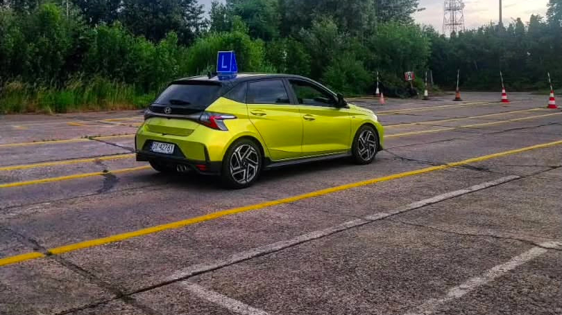 Samochód szkoleniowy NJ-TRANS z prawej strony - idealny dla kursantów we Wrocławiu