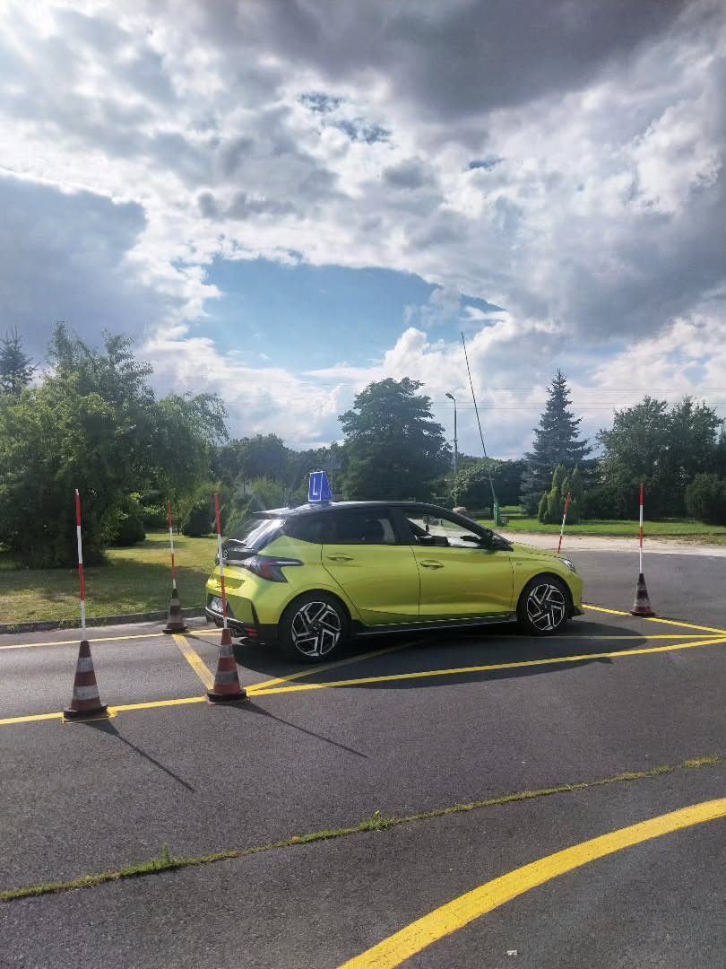 Pojazd NJ-TRANS z przodu z logo szkoły jazdy we Wrocławiu